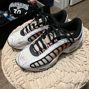 Nike sneakers women’s